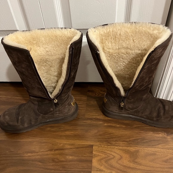 UGG Cargo Pocket Sherpa Boots Chestnut color Size 7 - Picture 8 of 9